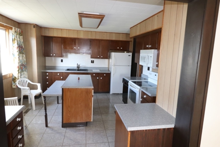 Country home on 1.5 acres with barns - image 25