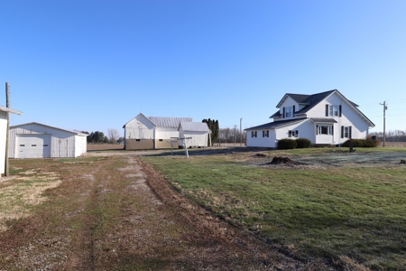 Country home on 1.5 acres with barns - image 17
