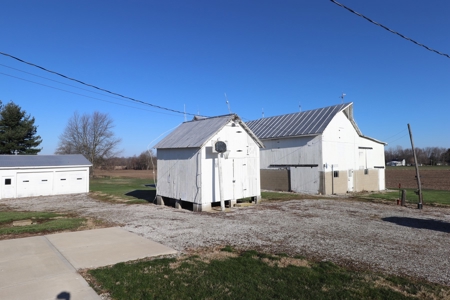 Country home on 1.5 acres with barns - image 10