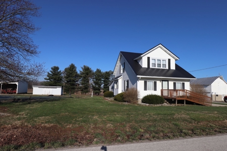 Country home on 1.5 acres with barns - image 5