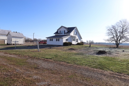 Country home on 1.5 acres with barns - image 16