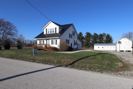 Country home on 1.5 acres with barns - image 3