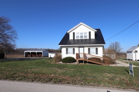 Country home on 1.5 acres with barns - image 4