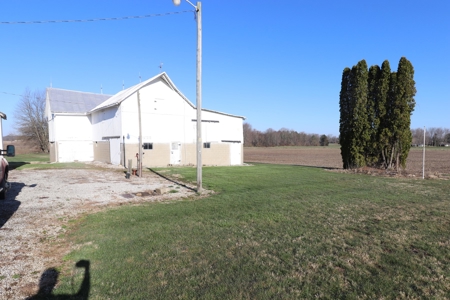 Country home on 1.5 acres with barns - image 8