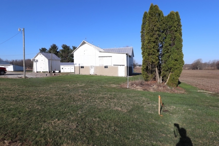 Country home on 1.5 acres with barns - image 9