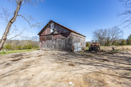 3 Dwellings, Barns, and Sheds to be Auctioned in Columbia TN - image 28