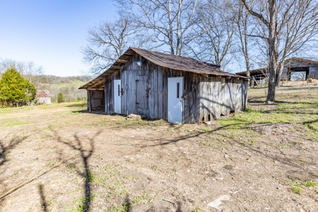 3 Dwellings, Barns, and Sheds to be Auctioned in Columbia TN - image 22