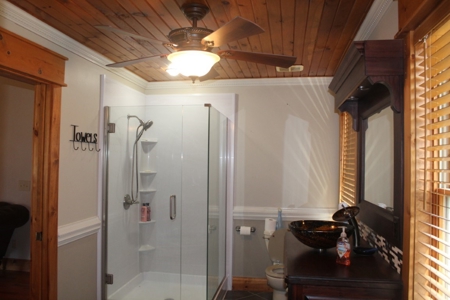 Beautiful Lodge style home - image 35