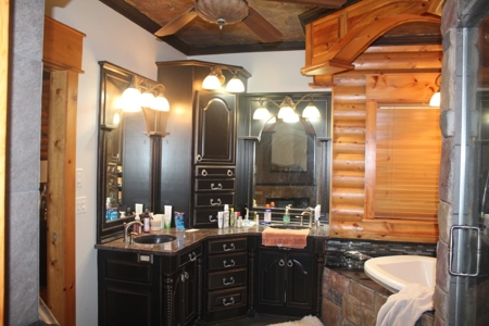 Beautiful Lodge style home - image 13