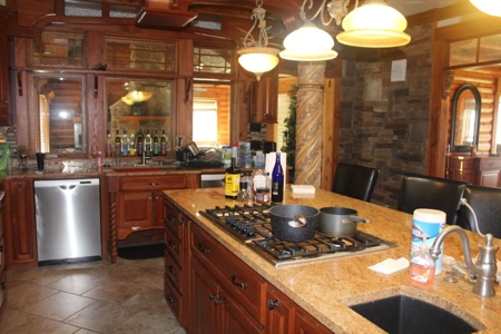 Beautiful Lodge style home - image 10