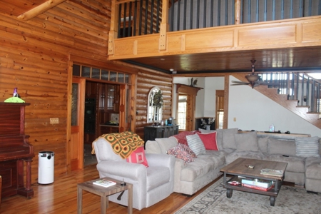 Beautiful Lodge style home - image 16