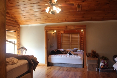 Beautiful Lodge style home - image 33