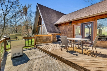 Enchanting 58.92-Acre Estate with Rustic Guest House - image 2