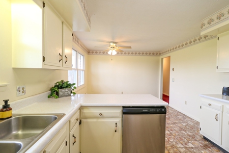 Country home for sale on Lake Cumberland in Monticello KY - image 12