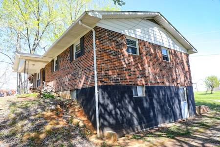 Country home for sale on Lake Cumberland in Monticello KY - image 40