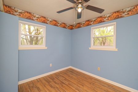 Country home for sale on Lake Cumberland in Monticello KY - image 18