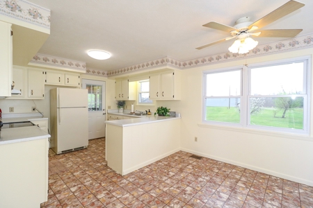 Country home for sale on Lake Cumberland in Monticello KY - image 8