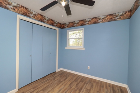 Country home for sale on Lake Cumberland in Monticello KY - image 19
