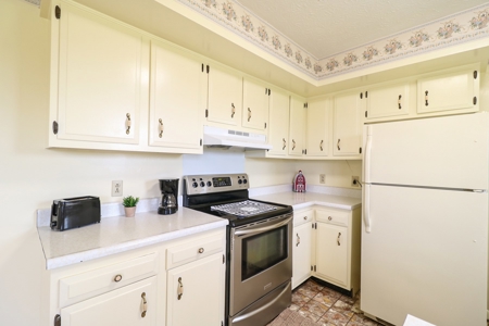 Country home for sale on Lake Cumberland in Monticello KY - image 11