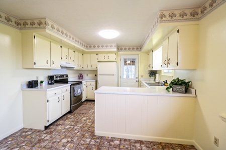 Country home for sale on Lake Cumberland in Monticello KY - image 10