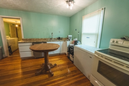 Home, Building and Lake for Sale Near Downtown Salem VA - image 28
