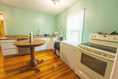 Home, Building and Lake for Sale Near Downtown Salem VA - image 22