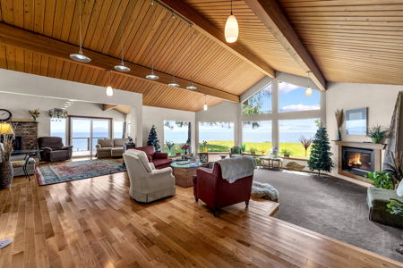 Private Columbia Riverfront Home with Stunning Panoramic Views - image 12