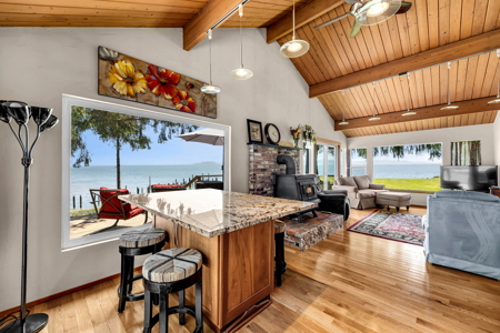 Private Columbia Riverfront Home with Stunning Panoramic Views - image 17