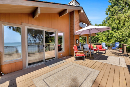Private Columbia Riverfront Home with Stunning Panoramic Views - image 8