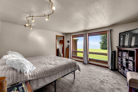 Private Columbia Riverfront Home with Stunning Panoramic Views - image 19
