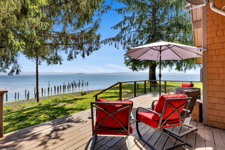 Private Columbia Riverfront Home with Stunning Panoramic Views - image 1