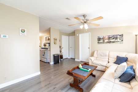 Home On 10 Acres Only Minutes From Historic Suwannee River! - image 1