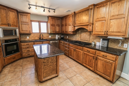 Gorgeous UPDATED Home in Levelland, TX - image 13