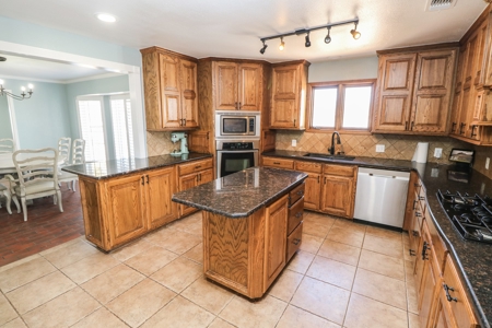 Gorgeous UPDATED Home in Levelland, TX - image 12