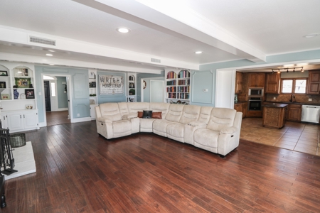 Gorgeous UPDATED Home in Levelland, TX - image 4