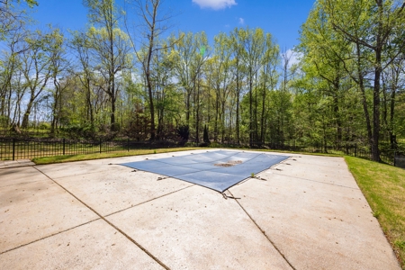 Country Home with acreage - image 12