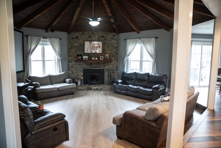 Beautiful 3 Bed / 3 Bath Country Home On Golf Course - image 2