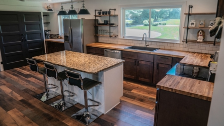 Beautiful 3 Bed / 3 Bath Country Home On Golf Course - image 9
