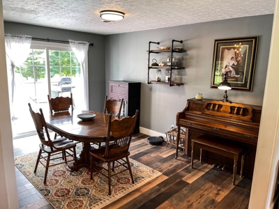 Beautiful 3 Bed / 3 Bath Country Home On Golf Course - image 4
