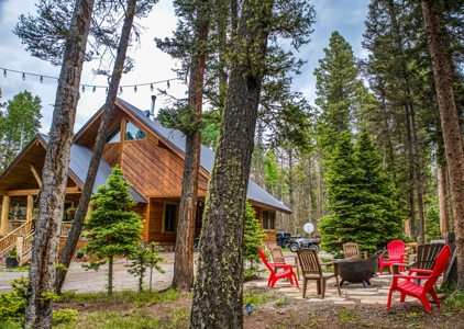 This Custom Cabin Epitomizes Mountain Living At It's Finest - image 45