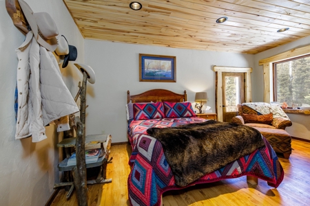 This Custom Cabin Epitomizes Mountain Living At It's Finest - image 19