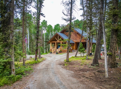 This Custom Cabin Epitomizes Mountain Living At It's Finest - image 41