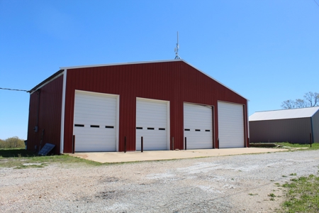 Large Shop or Garage Building with Lift for Repair Business - image 6