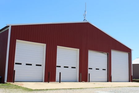 Large Shop or Garage Building with Lift for Repair Business - image 1