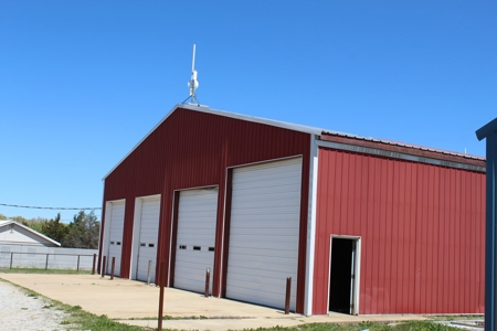 Large Shop or Garage Building with Lift for Repair Business - image 4