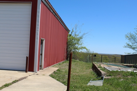 Large Shop or Garage Building with Lift for Repair Business - image 5