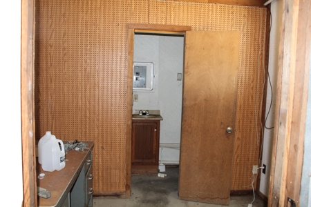 Large Shop or Garage Building with Lift for Repair Business - image 24