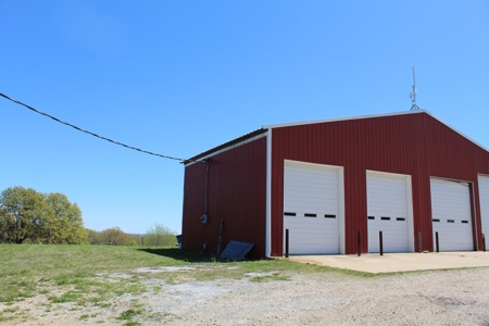 Large Shop or Garage Building with Lift for Repair Business - image 7