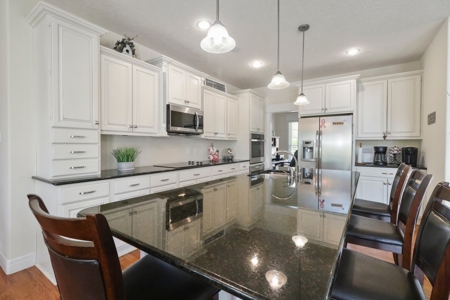 Beautiful Home & Wooded Land in Howell County, Missouri - image 4