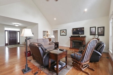 Beautiful Home & Wooded Land in Howell County, Missouri - image 7